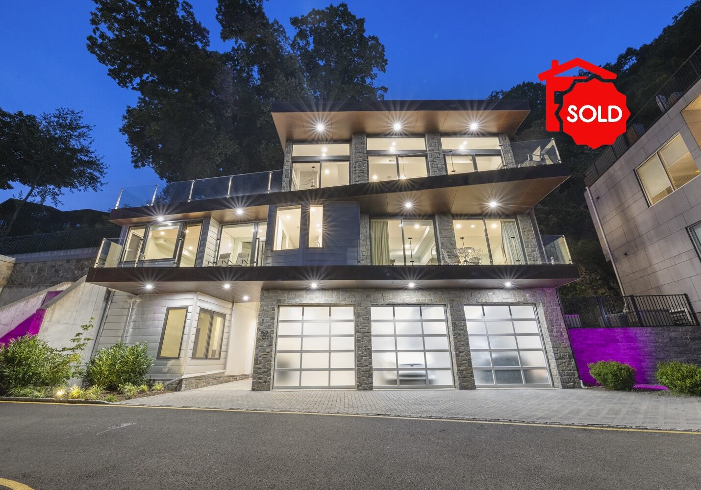 SOLD - 32 Shore Road Edgewater, NJ 07020
<br><br>
$3,499,000- Beds: 4- Bath: 3 - Half Bath: 2