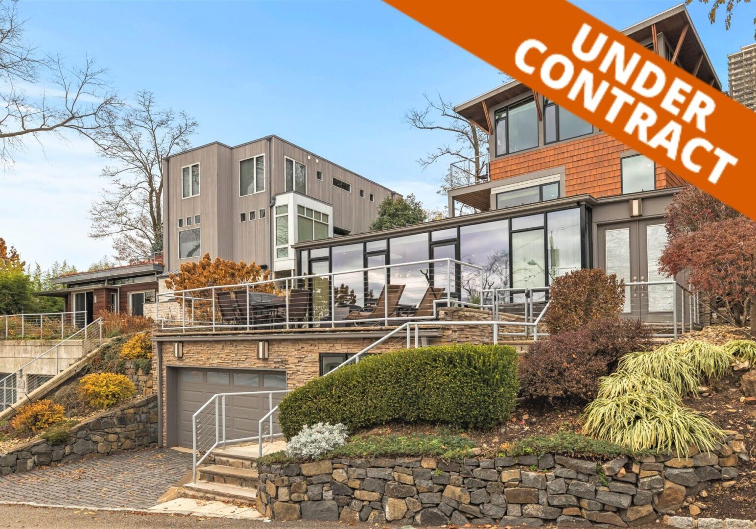 41 Colony Road Edgewater, NJ 07020
<br><br>
$2,399,000 - Beds: 4 - Bath: 3 - Half Bath: 1