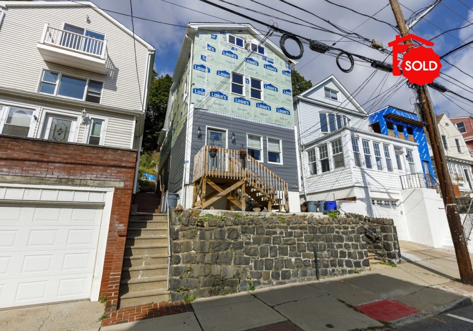 SOLD - 526 Undercliff Avenue Edgewater, NJ 07020
<br><br>
$899,000